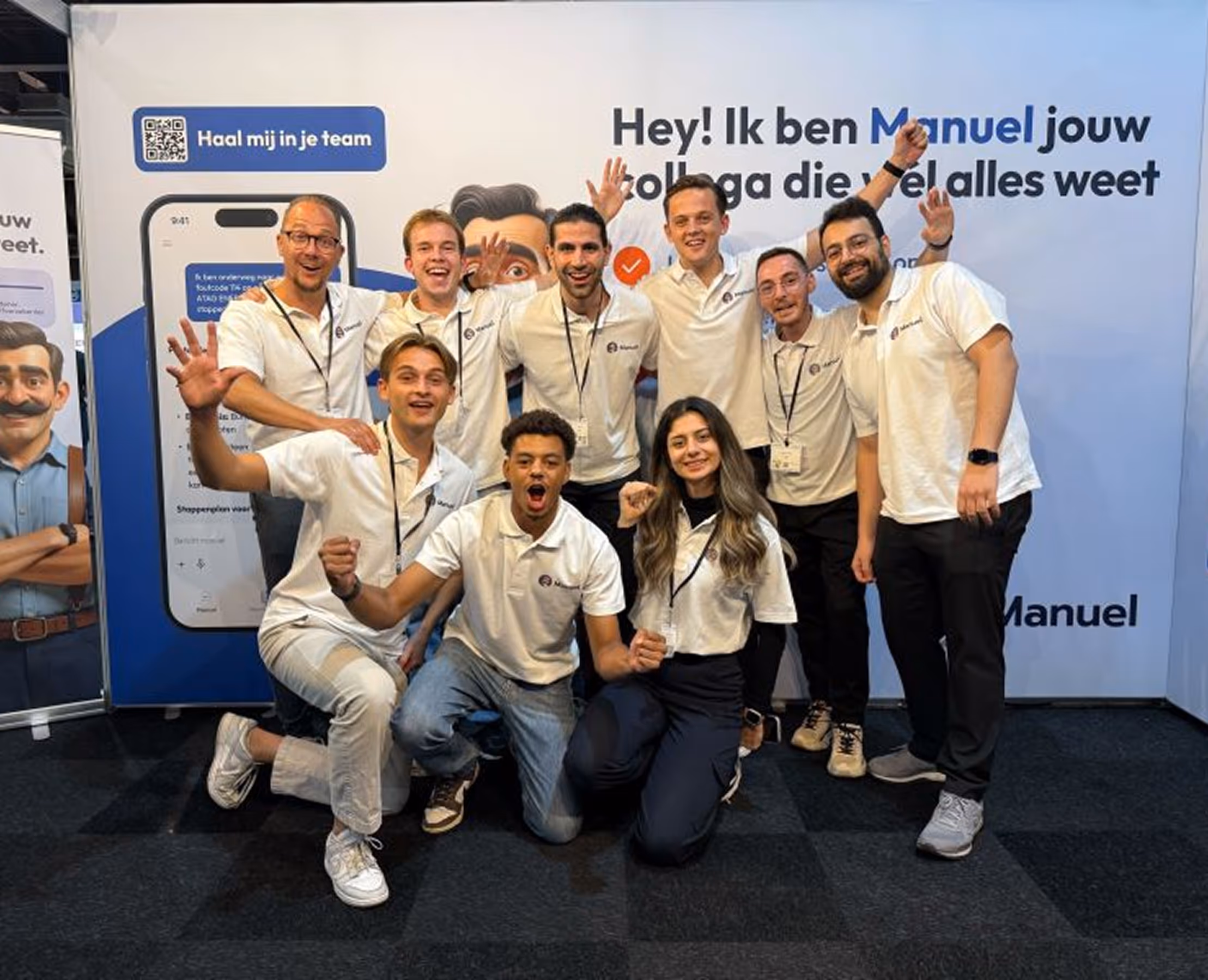 Foto van het Manuel team op een beurs