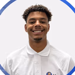 Niels lacht naar de camera