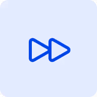 Blauwe dubbele vooruitpijl op een lichtblauwe achtergrond, symbool voor snel vooruitgaan.