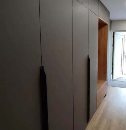 černá skříň s moderním úchytem v černém dekoru - ARCO truhlářství