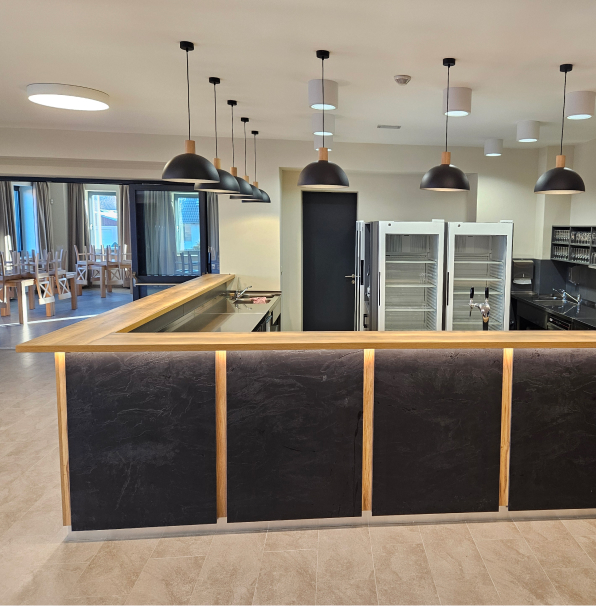 Nový bar kulturního sálu, který jsme realizovali – ARCO Truhlářství