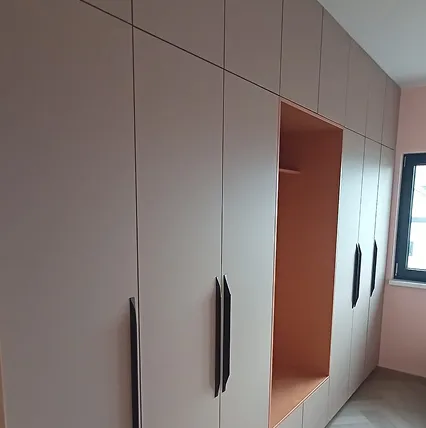 šedivá stěna v barevném provedení 