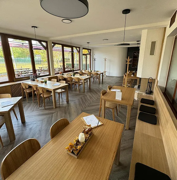 Interiér restaurace Benedikt Most, židle a stoly v dubu
