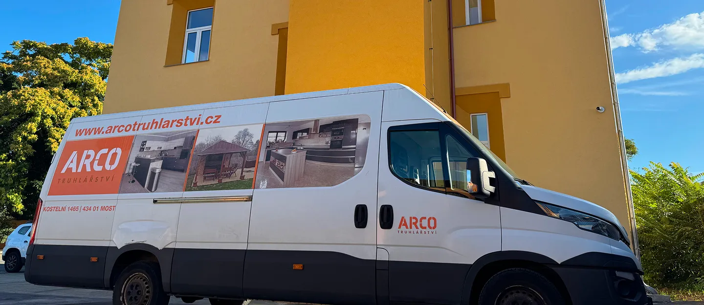 Vybavení firmy nábytek od společnosti ARCO truhlářství společně s fotografií vozidla, které převáží nábytek