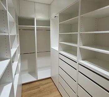 Šatna na míru: moderní úložný nábytek