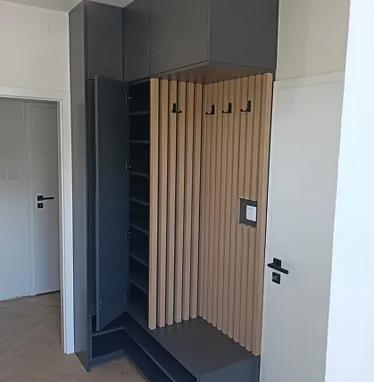 Moderní zádveří ve v černém dekoru v kombinaci s masivní lamelou