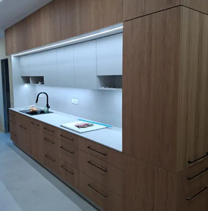 Nová moderní kuchyně v šedivé barvě spolu se dřevem