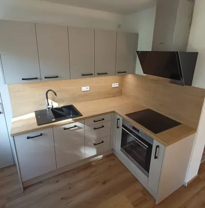 Detailní pohled na novou kuchyni ze dřeva a světlých doplňků