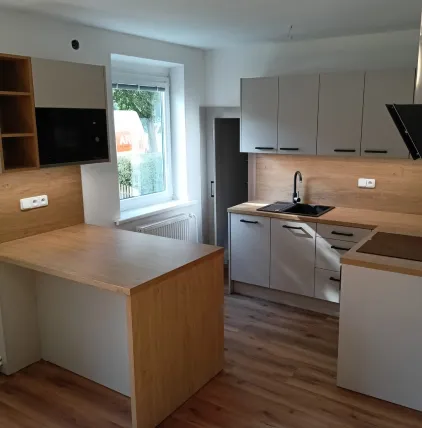 Kuchyňská linka v novém bytě po rekonstrukci