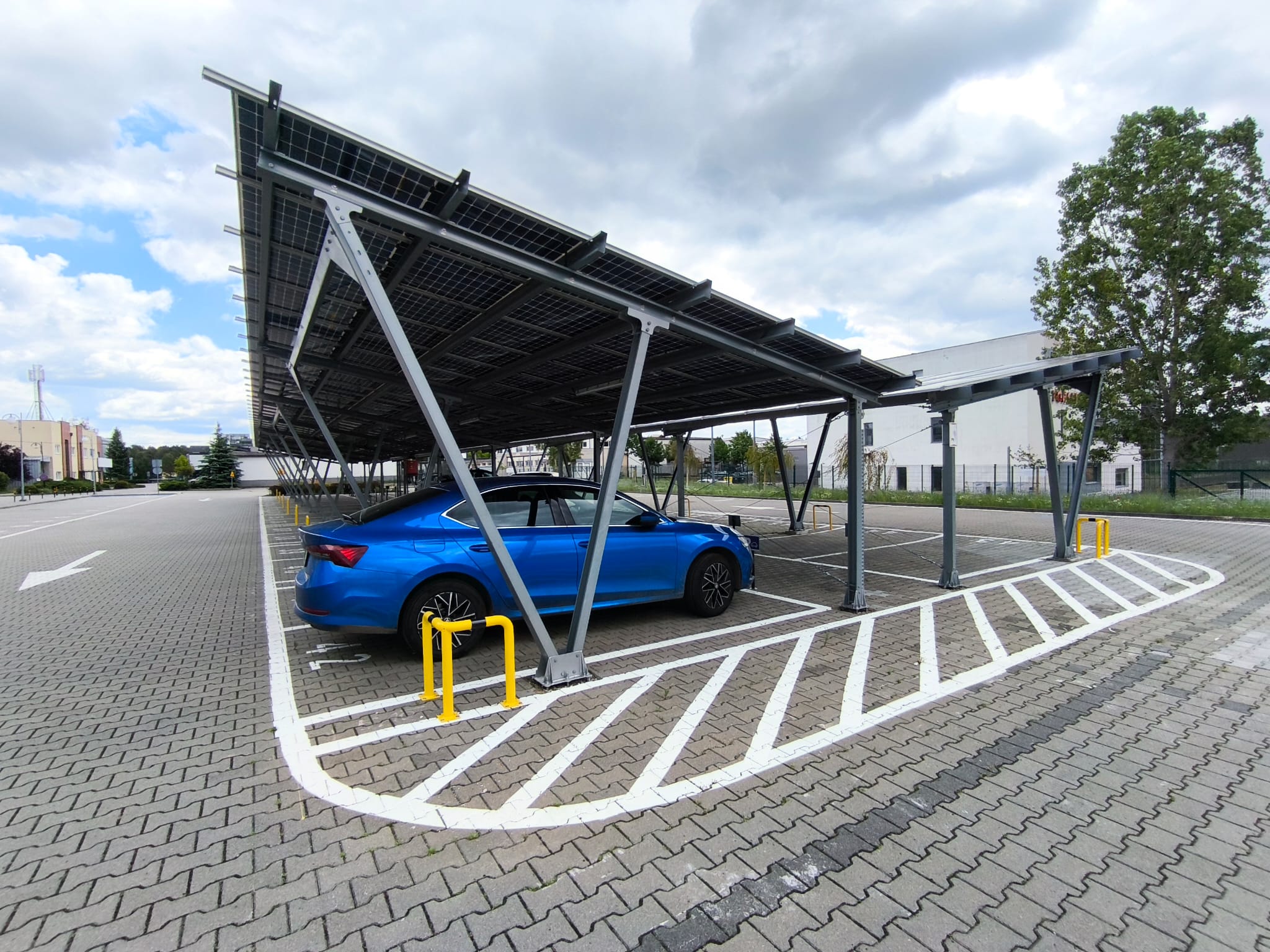 zdjecie carportu i samochodu