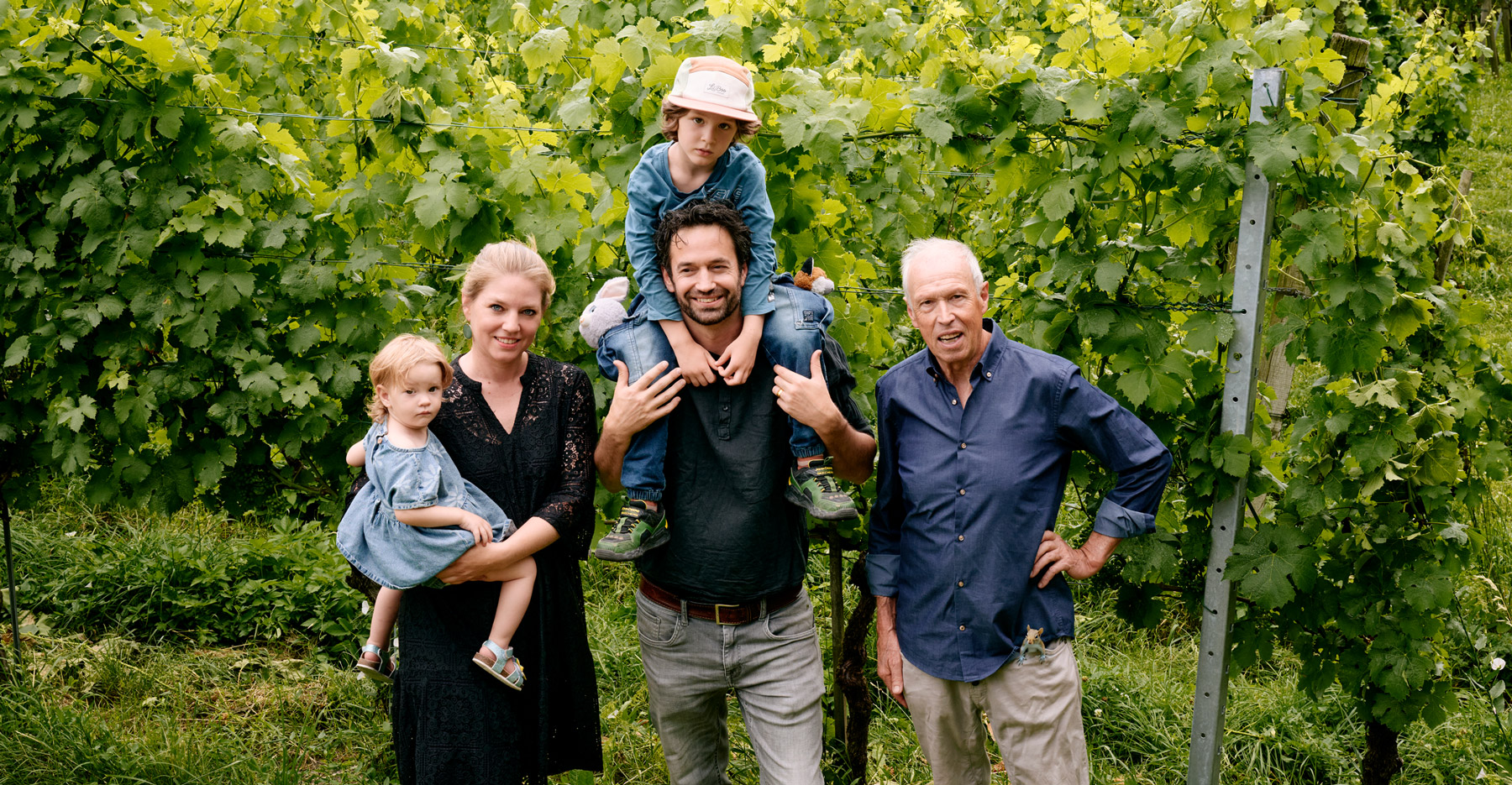 Familie Fromm auf dem Weinberg