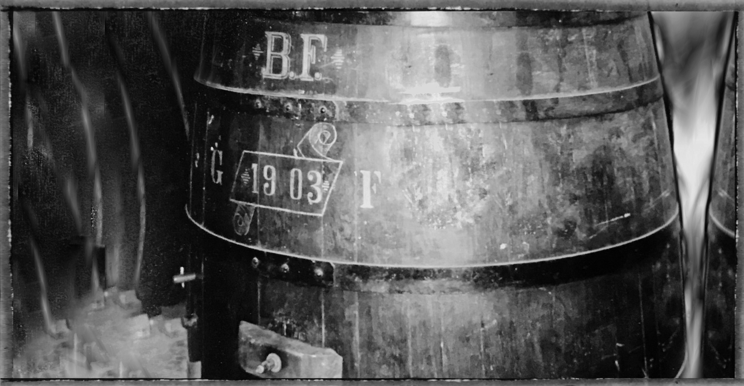 Altes Fass mit der Aufschrift BF 1903