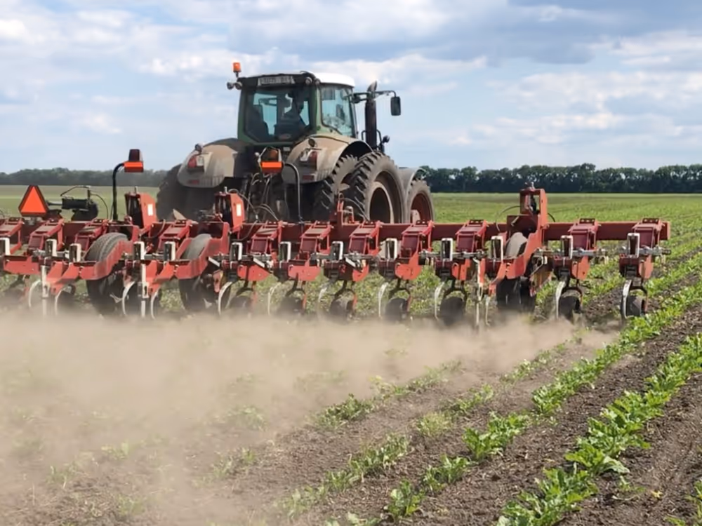Trecker fährt übers Feld.