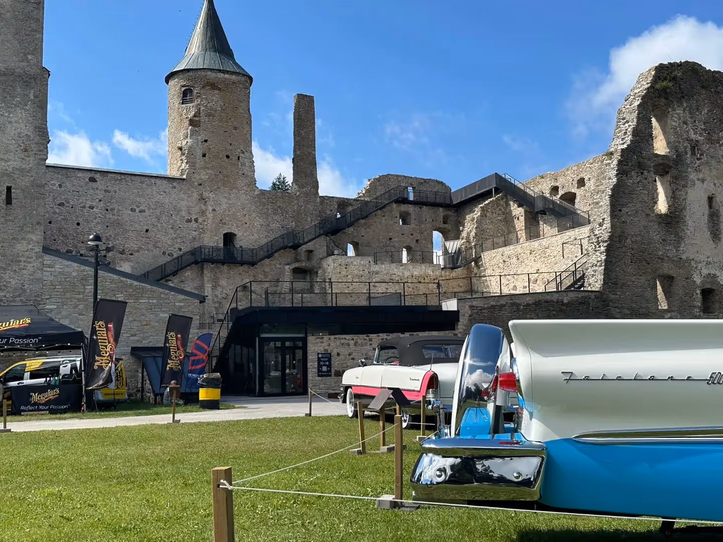 American Beauty Summer Meet is not a grand international exhibition but rather a smaller, simpler gathering that brings together true American car enthusiasts. This event is more than just a meeting – it’s a vital part of preserving the American car culture in Estonia. 