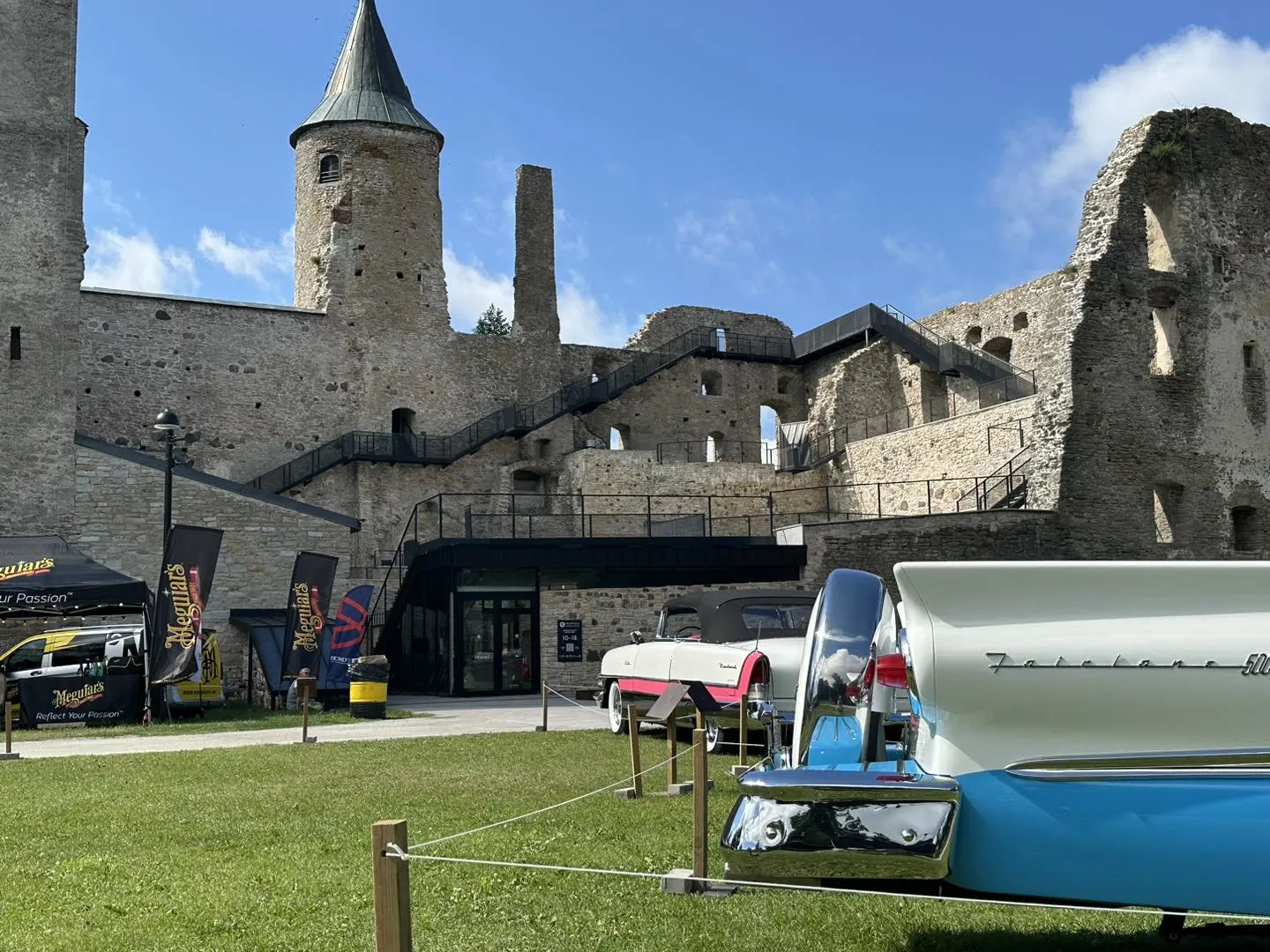 American Beauty Summer Meet is not a grand international exhibition but rather a smaller, simpler gathering that brings together true American car enthusiasts. This event is more than just a meeting – it’s a vital part of preserving the American car culture in Estonia. 