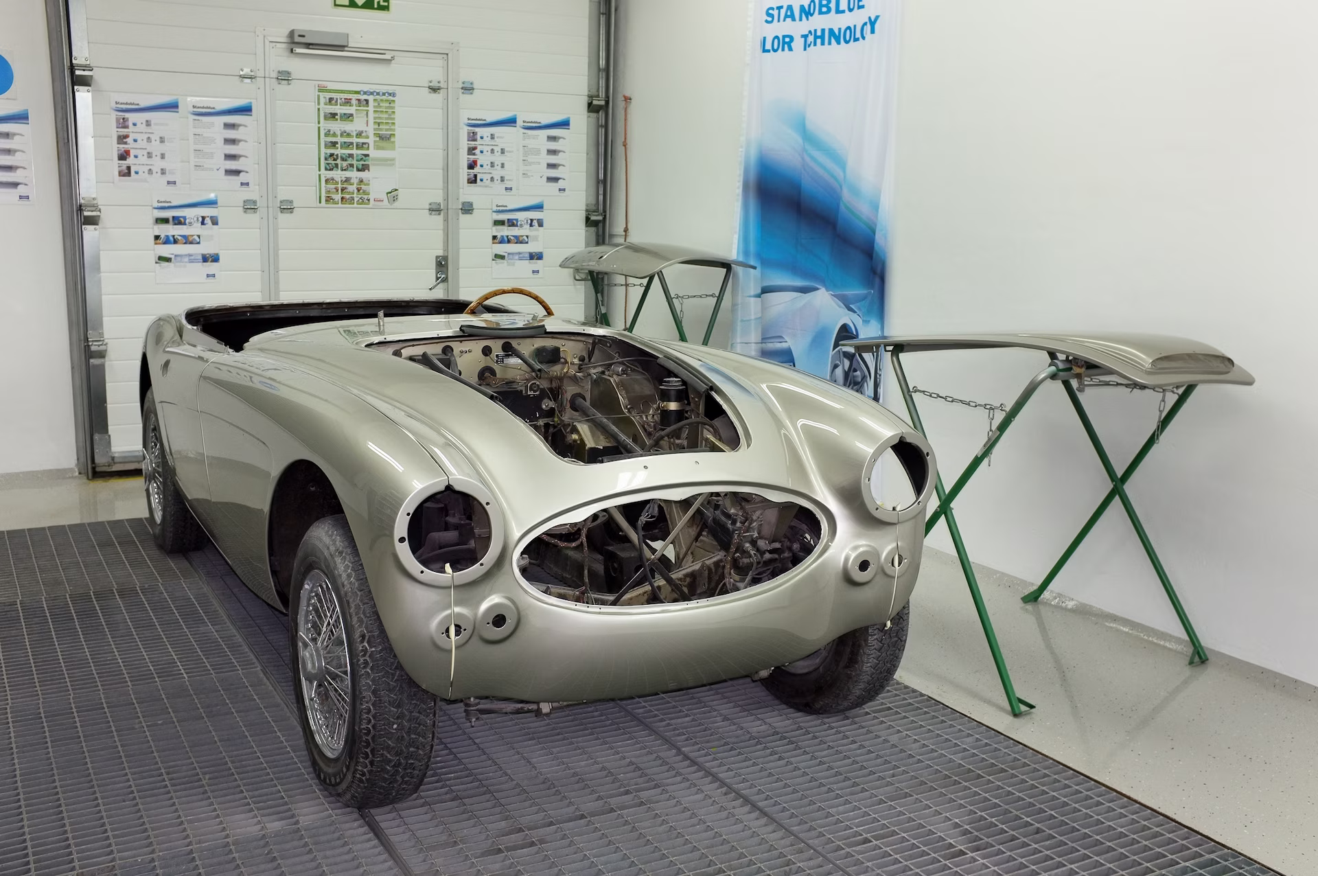 The Austin-Healey 3000 is the third generation of the famous Austin-Healey 100, and is a highly regarded 4-seater (2+2) sports roadster worldwide. 