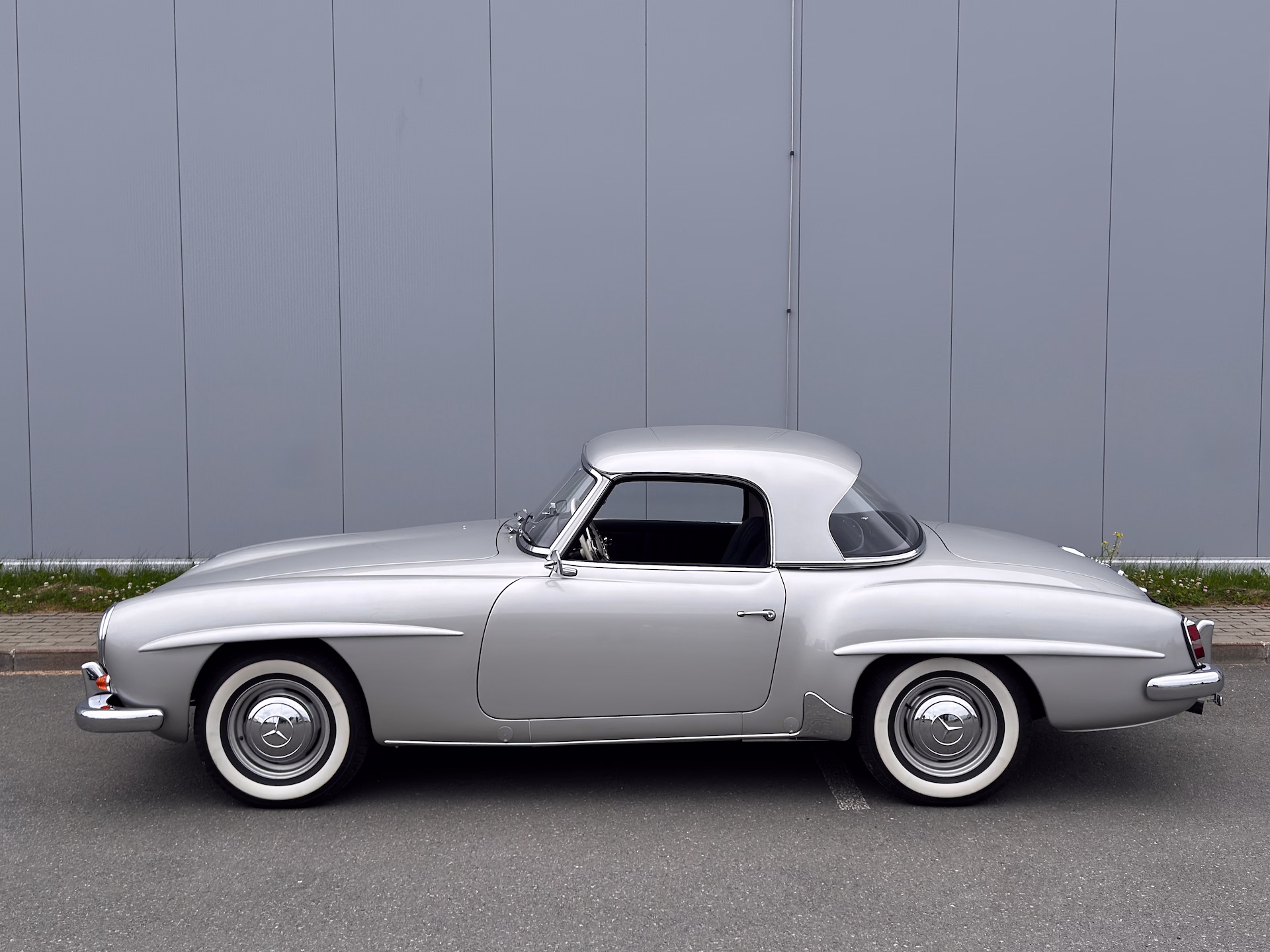 Last week, we finally handed over a fully restored 1962 Mercedes-Benz 190SL to our client. The car has quite a colorful history and was in poor condition when it first arrived in the client's hands. 
