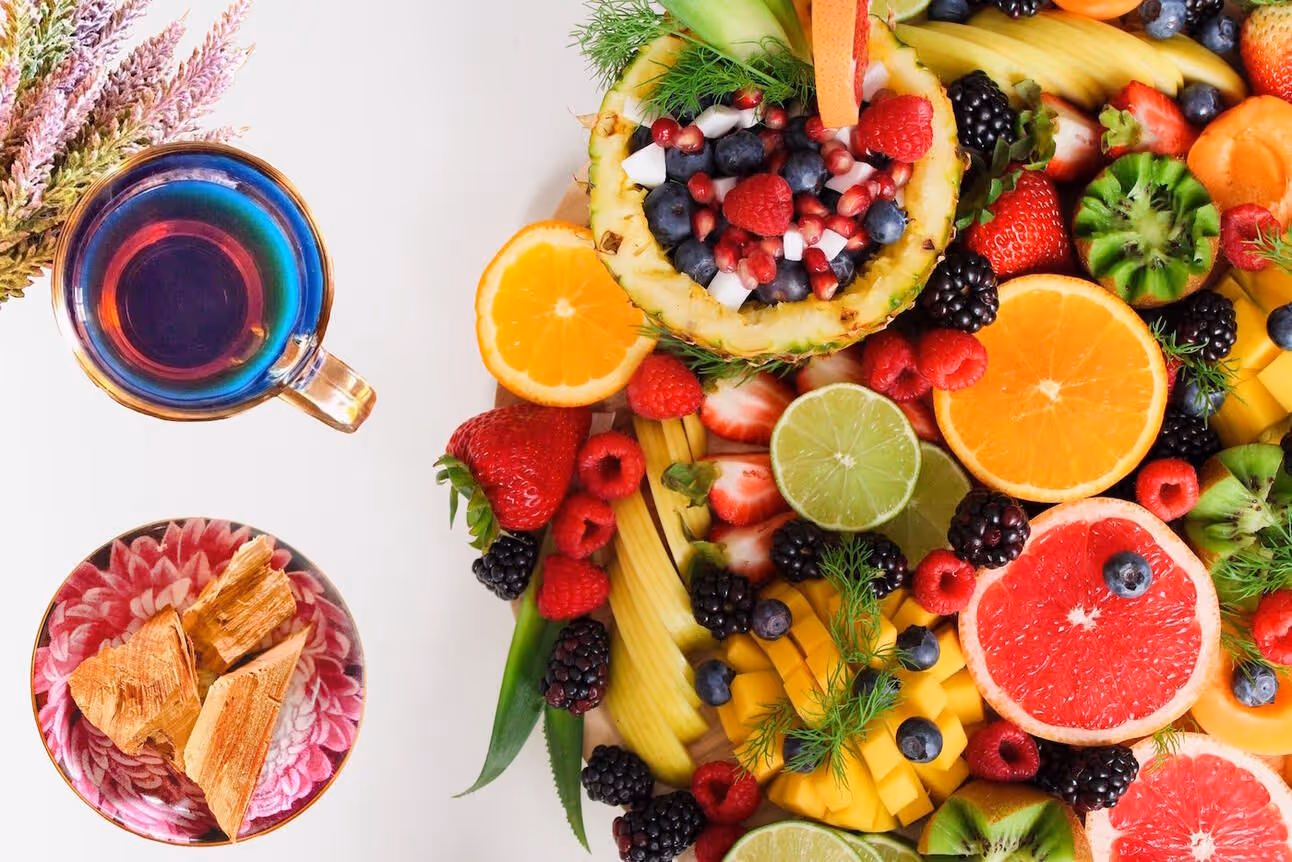 palo azul and fruits with flavonoids