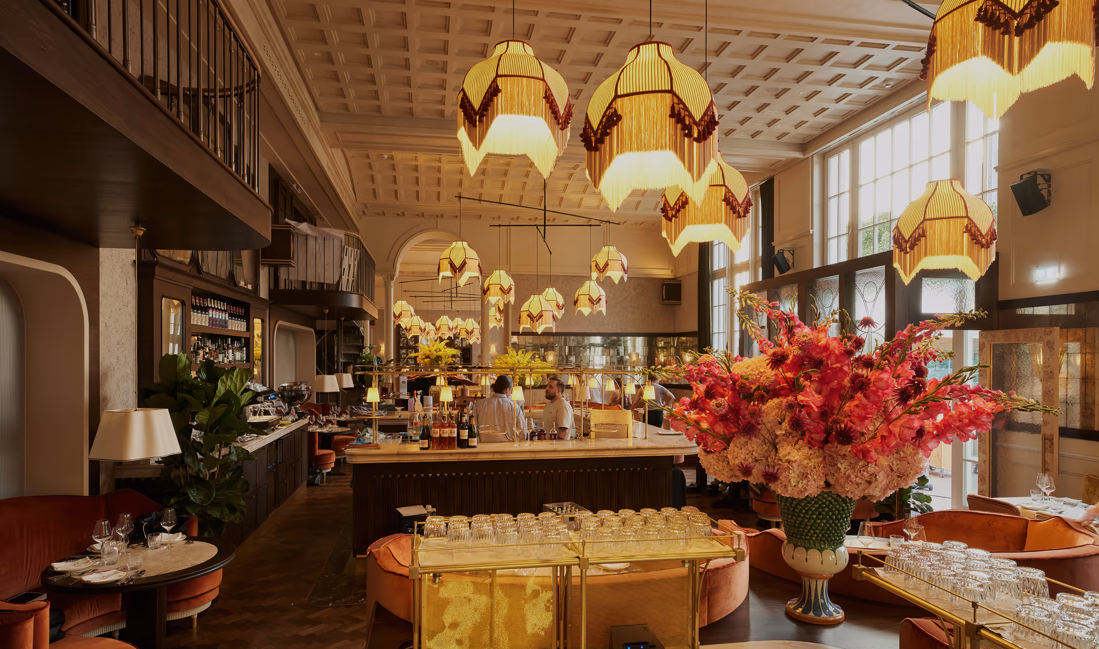 Innenraum des Pellicano Hamburg – edles Restaurant mit Bar, Designerlampen, Blumenarrangements und stilvoller Atmosphäre.