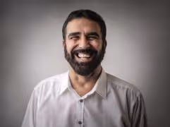 un homme enthousiaste et qui sait gérer sa charge de travail