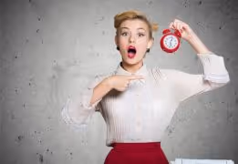 Une femme stressée par le temps et sa charge de travail