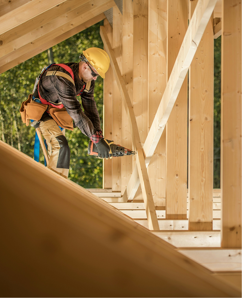 Handwerker beim Bau des Dachstuhls