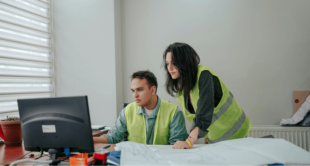 Zwei Personen am Schreibtisch