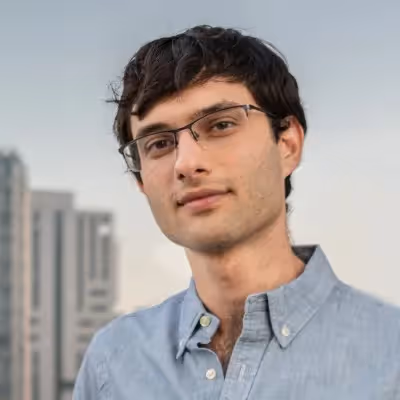 Headshot of Dean Leitersdorf, Co-founder and CEO of Decart.