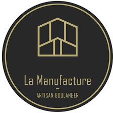 Logo avec un dessin minimaliste d'une maison au-dessus du texte La Manufacture Artisan Boulanger.