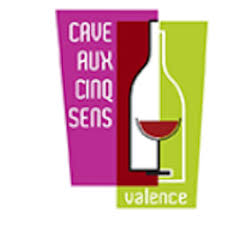 Logo coloré avec bouteille de vin, verre et texte Cave aux Cinq Sens Valence.