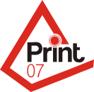 Logo rouge et noir avec le mot Print et le numéro 07 dans un pentagone rouge