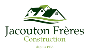 Logo de Jacouton Frères Construction avec trois maisons vertes stylisées et texte depuis 1938.