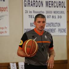 Entraîneur de basketball tenant un ballon et portant un sifflet.