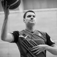 Un joueur de basket tenant un ballon, prêt à lancer.