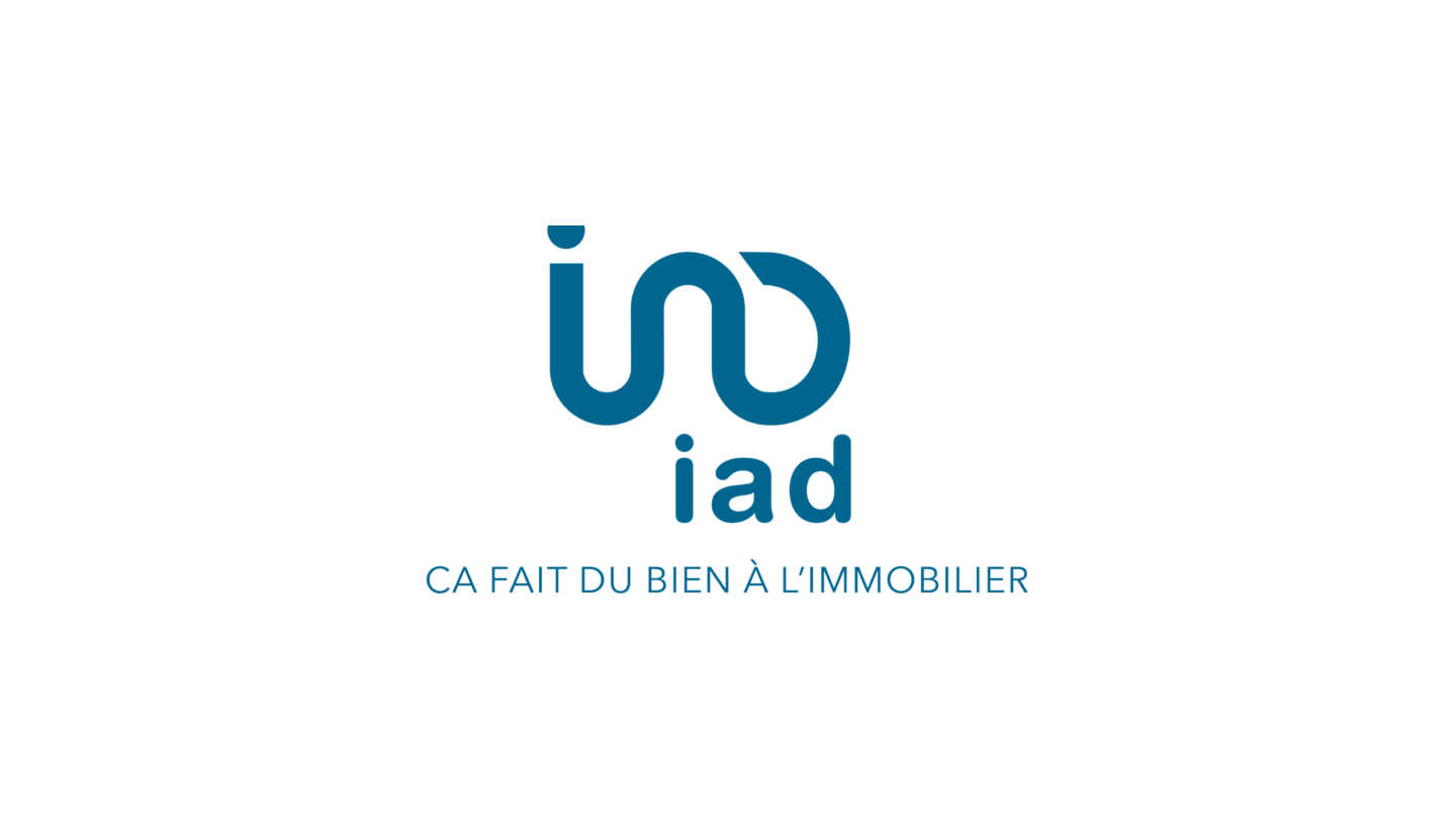 Logo bleu de iad avec le slogan Ca fait du bien à l'immobilier en dessous.
