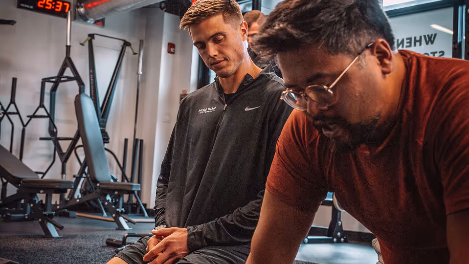 pt-assessing-patient-during-exercise---1-on-1-physical-therapy