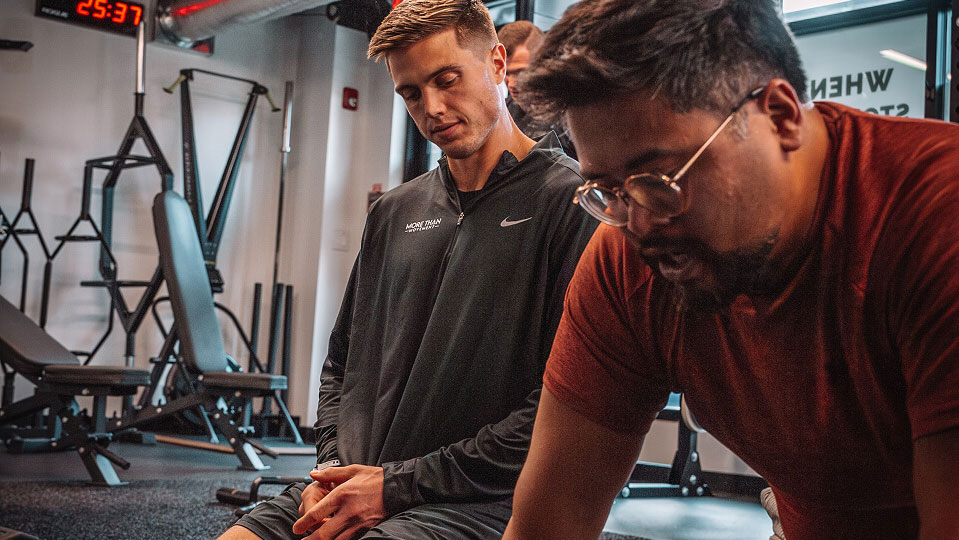 pt-assessing-patient-during-exercise---1-on-1-physical-therapy