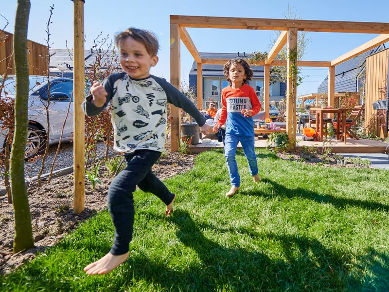 Spelende kinderen in tuin