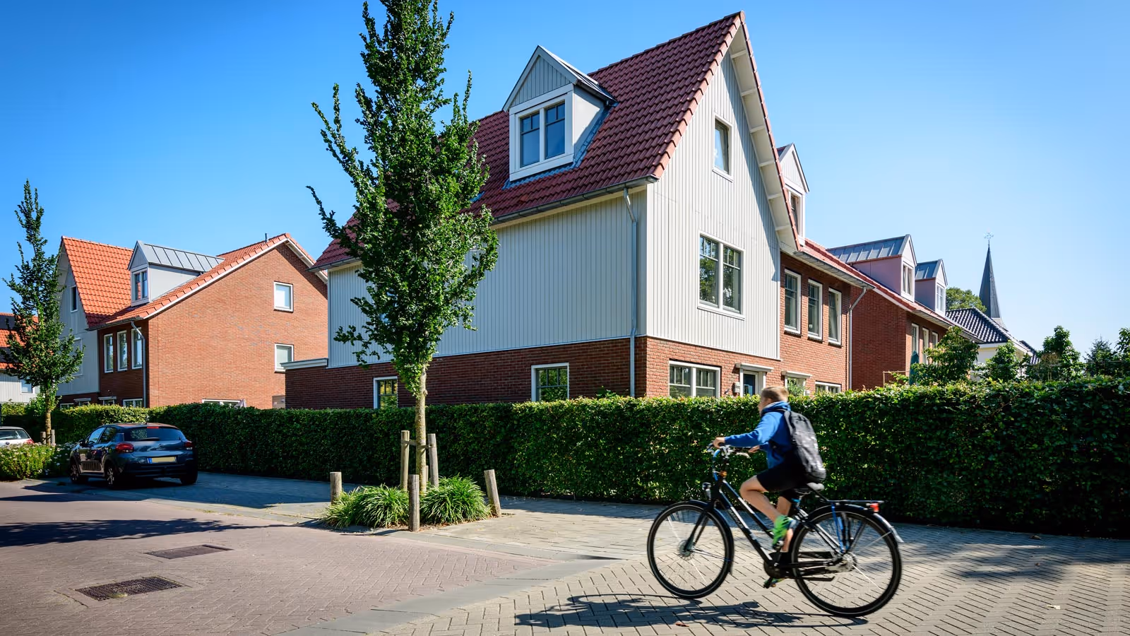 Kind fietst door wijk heen