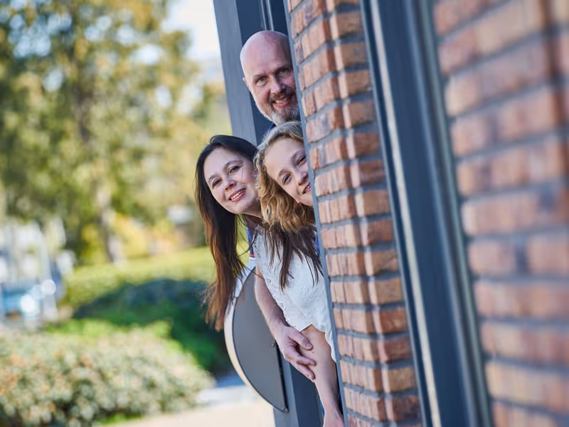 Bewoners kijken om een hoekje