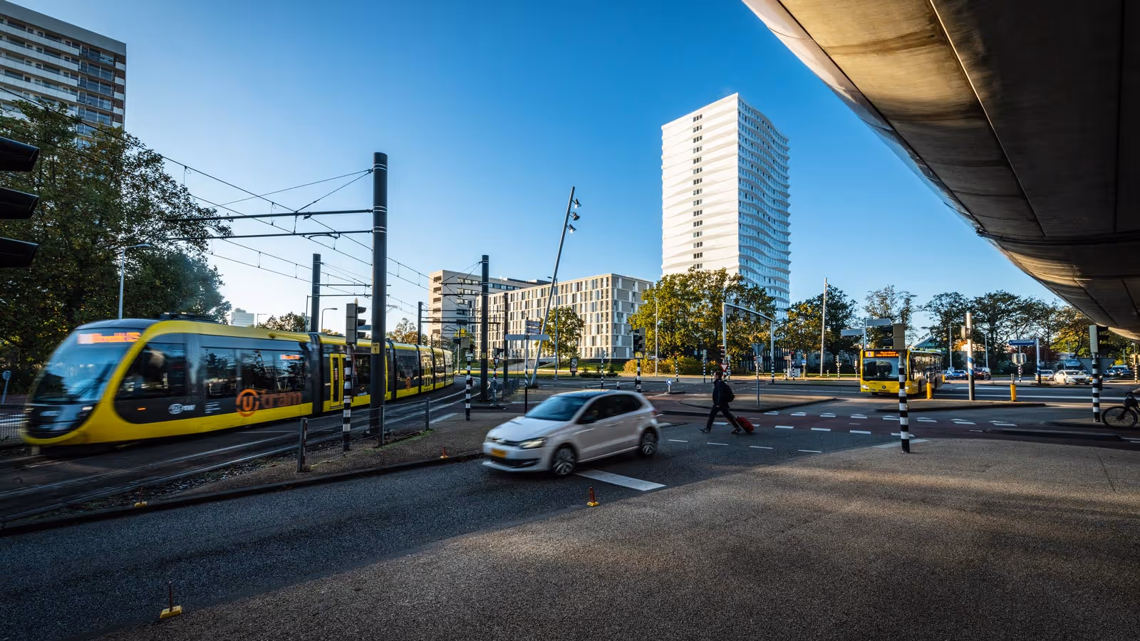 Foto buurt met tram, bus en auto
