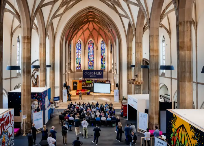Overview of the organ in the church