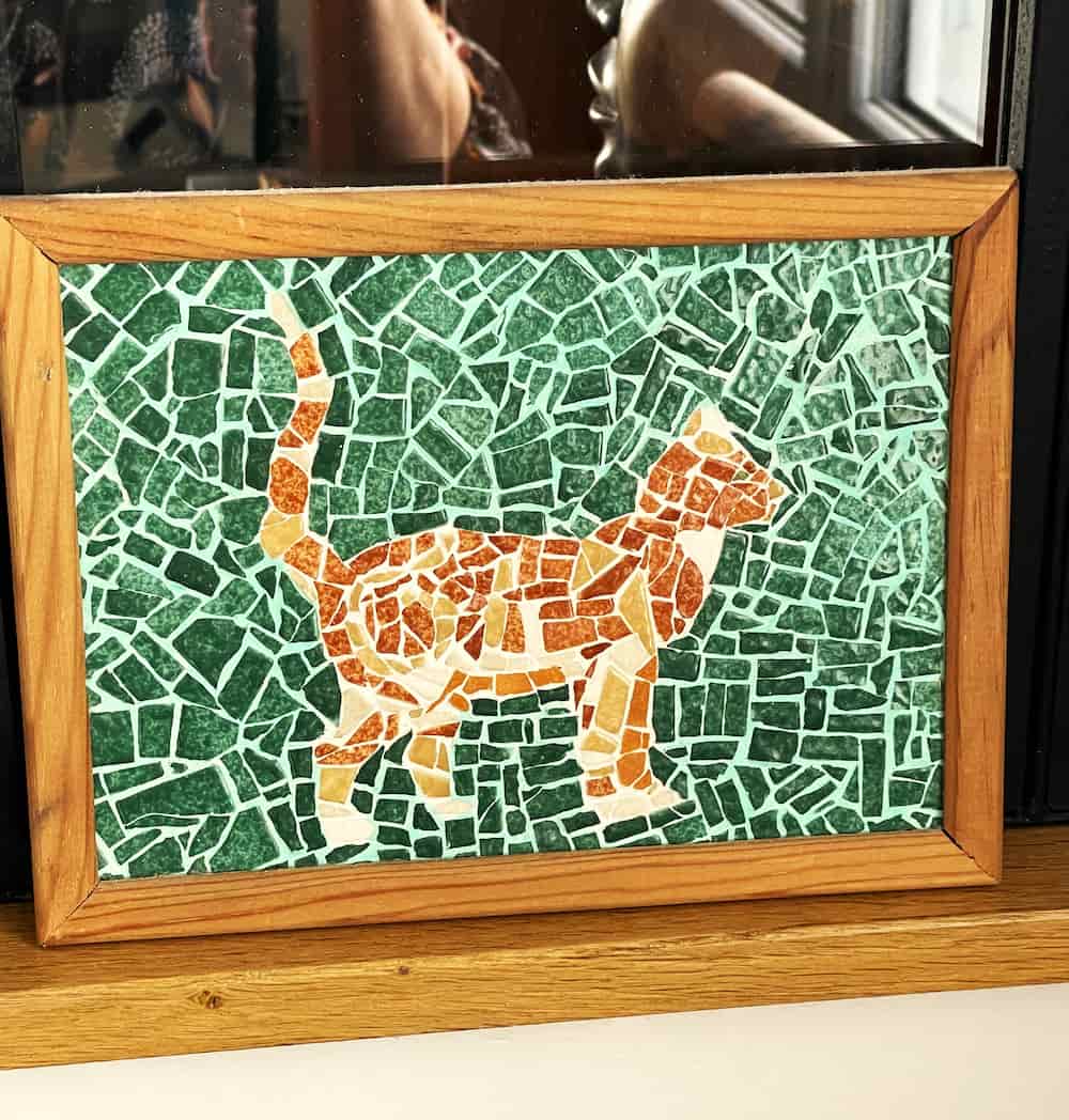 Plaque funéraire en mosaïque représentant un chat coloré"