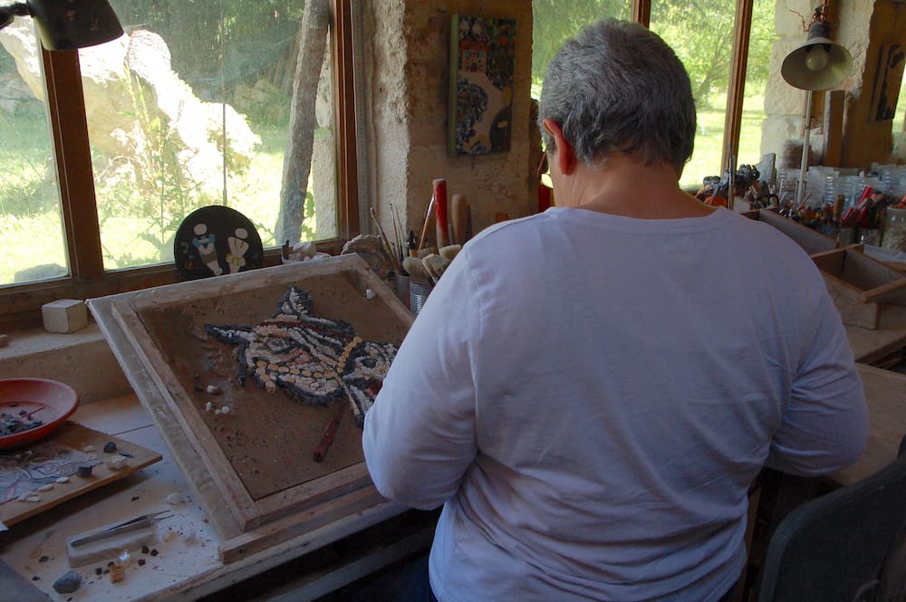 Mosaïque funéraire en cours de réalisation avec un outil de pose visible