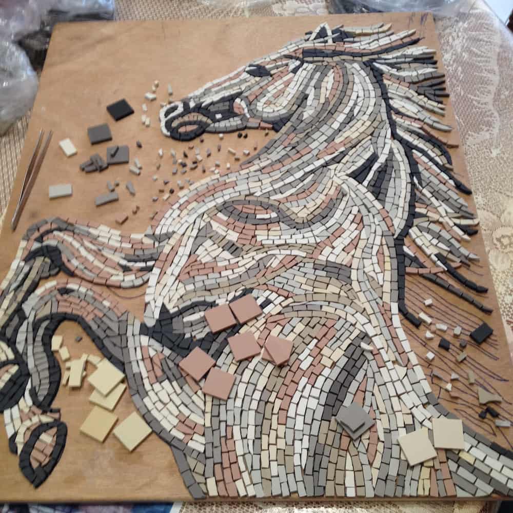Mosaïque représentant un cheval coloré