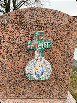 Mosaïque 'L'enfant et la Vierge' en forme de croix apposée sur une pierre tombal