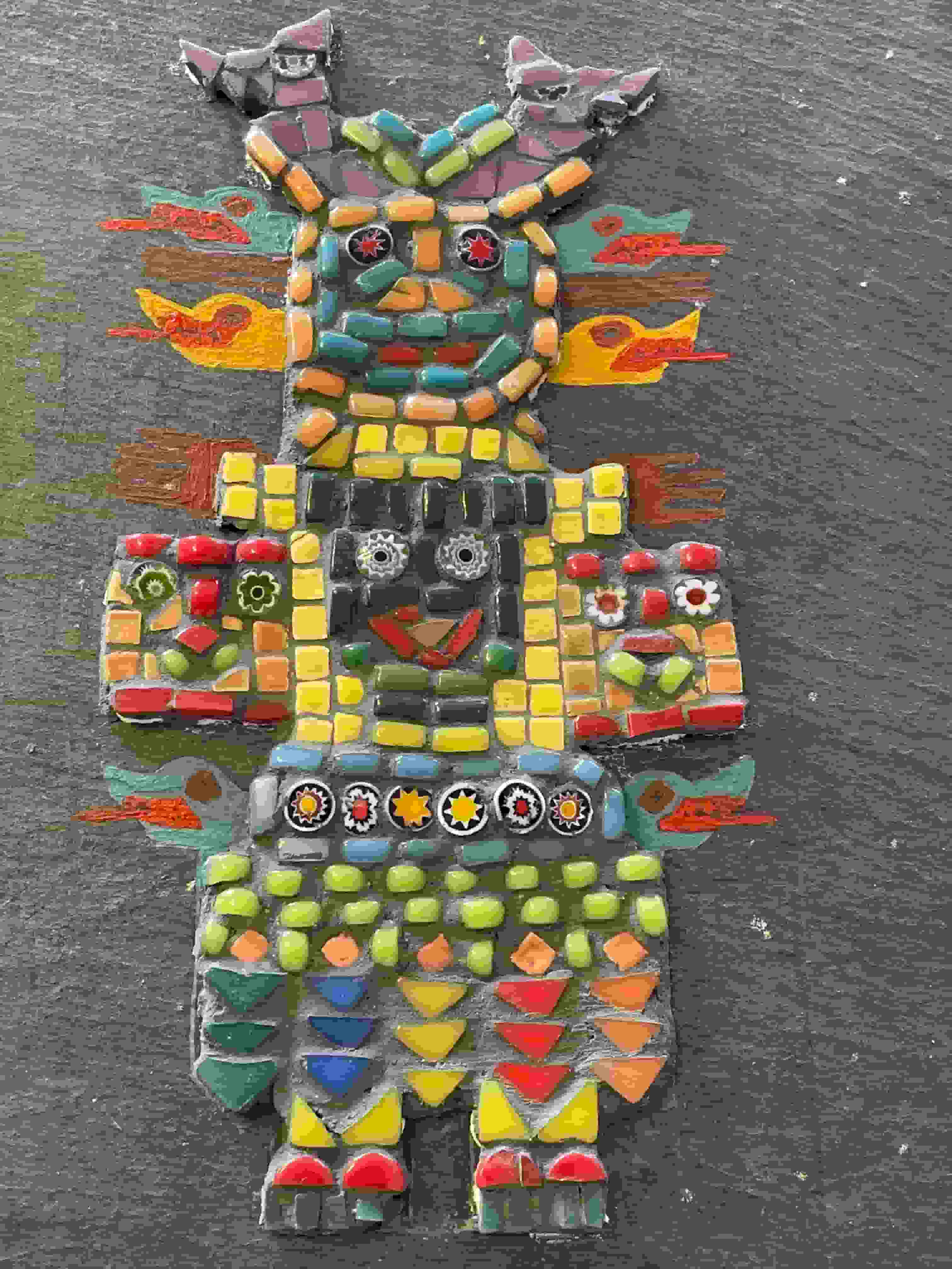 Exemple de mosaïque funéraire réalisée à la main avec des tesselles multicolores