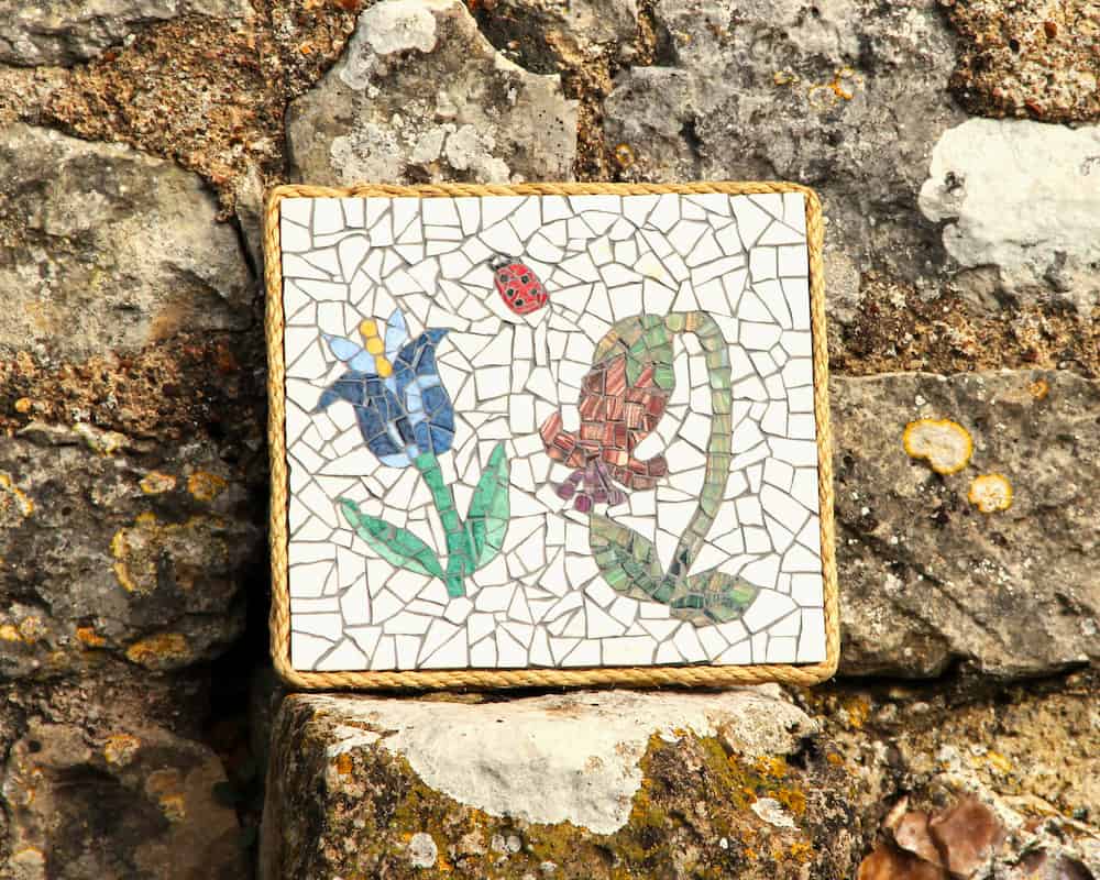 Plaque créative en mosaïque représentant deux fleurs colorées