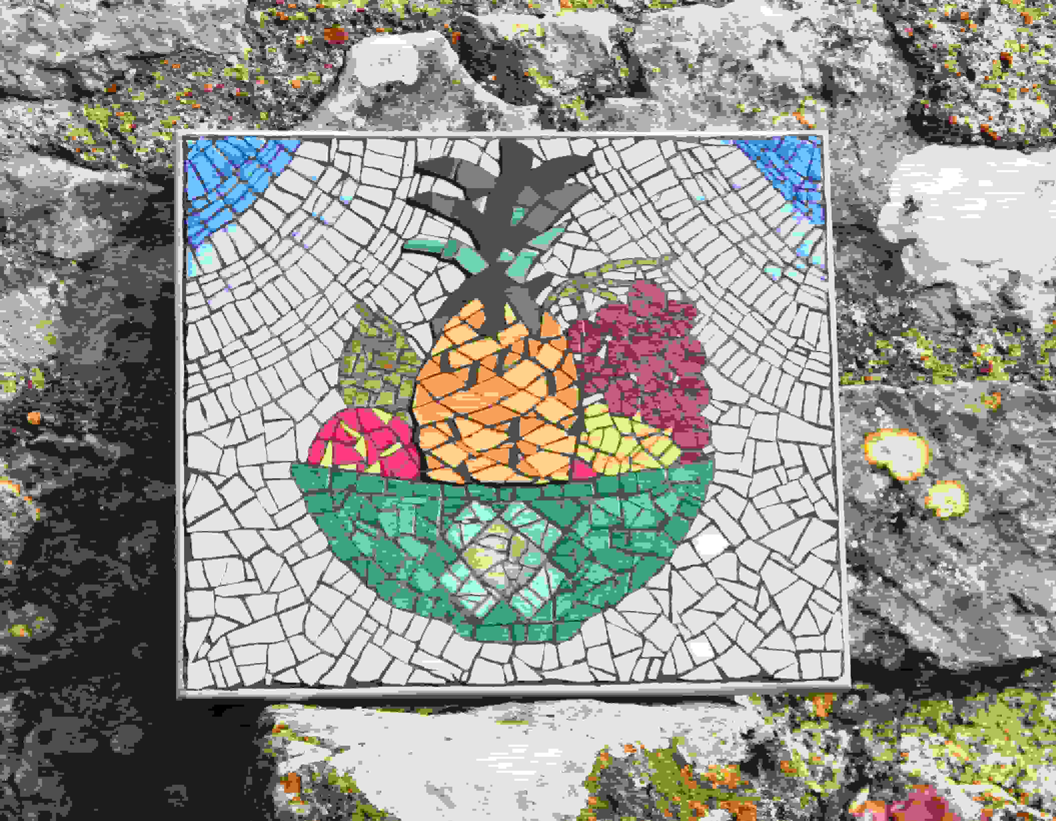 Plaque funéraire en mosaïque représentant une coupe de fruits colorée