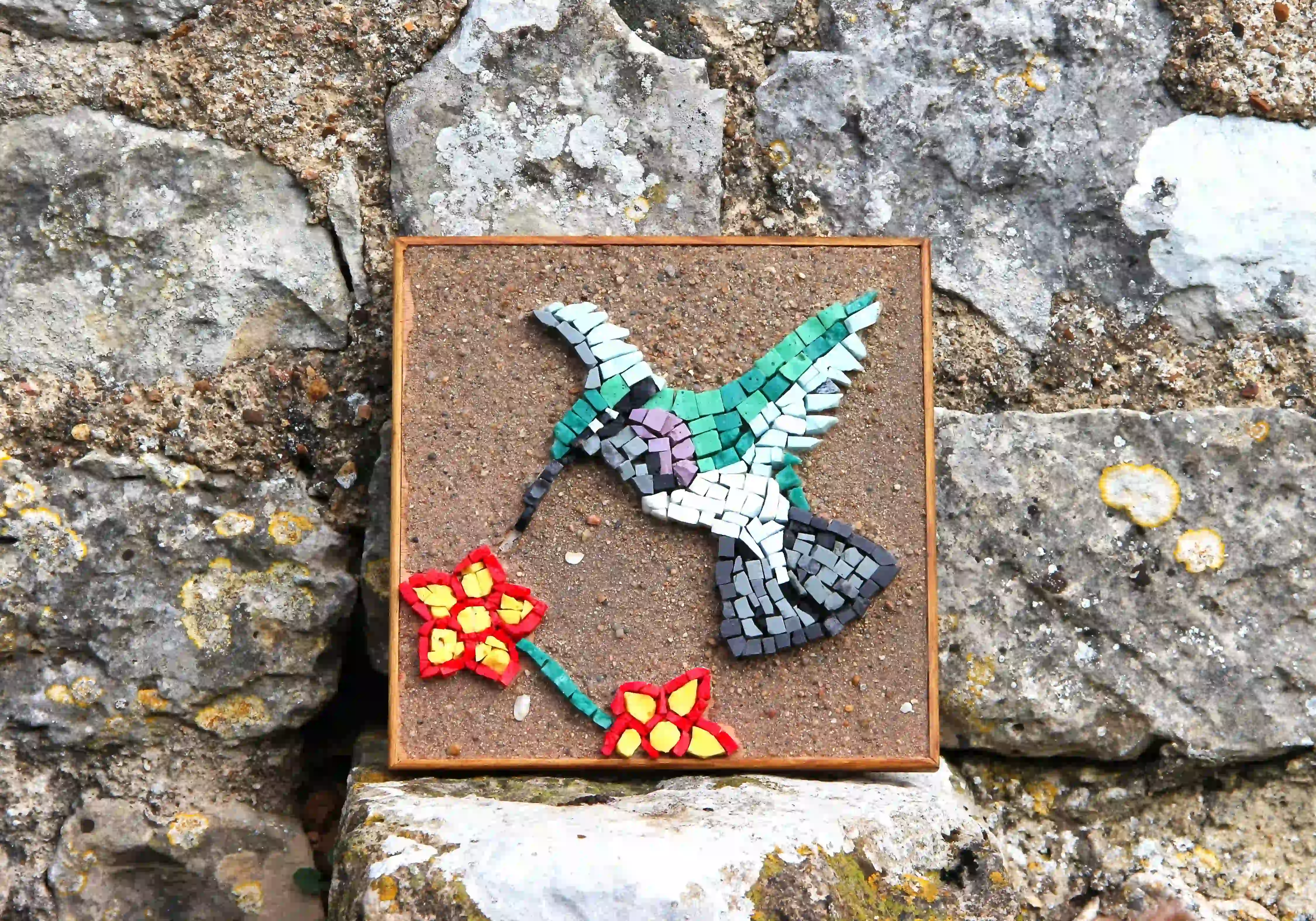 Plaque funéraire en mosaïque représentant un colibri coloré